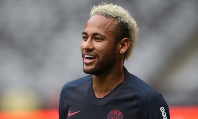 Neymar đã vui vẻ tập luyện cùng các đồng đội trên sân tập
