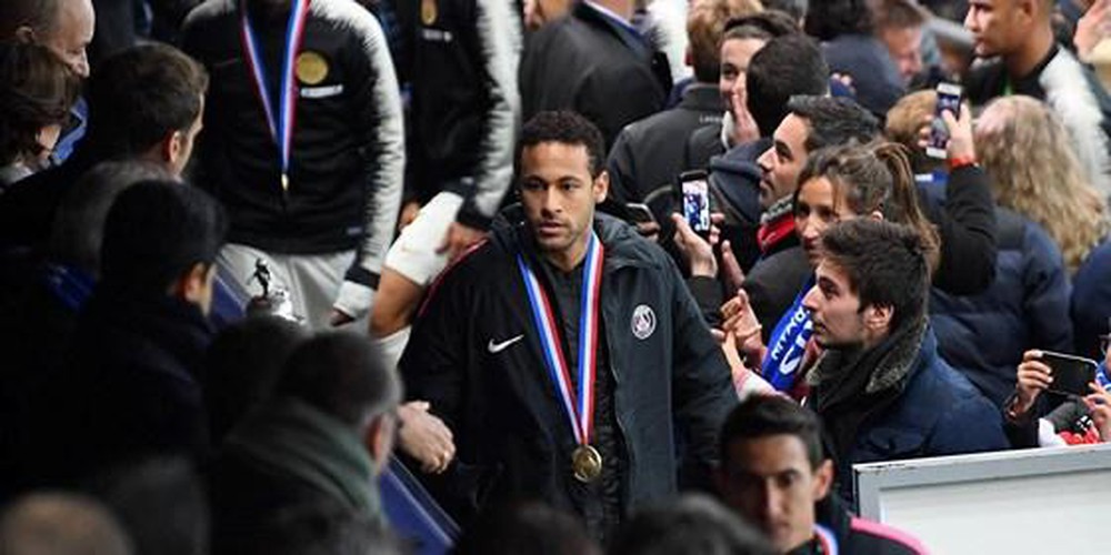 Neymar vỗ về cổ động viên PSG, ví họ như cô bạn gái đang hờn dỗi