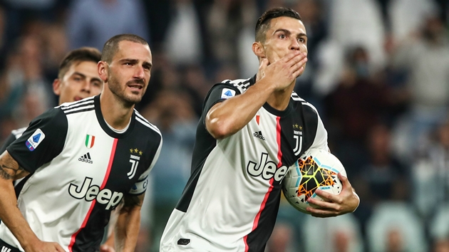  Leonardo Bonucci và Cristiano Ronaldo trong màu áo Juventus.